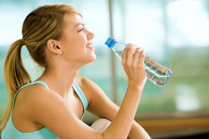 pinapalitan ng tubig ang pagkain sa panahon ng pagkain sa pag-inom
