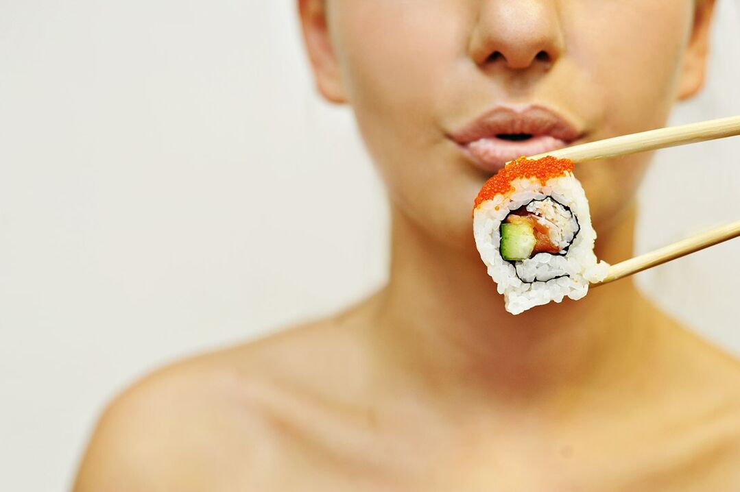 kumakain ng sushi sa Japanese diet