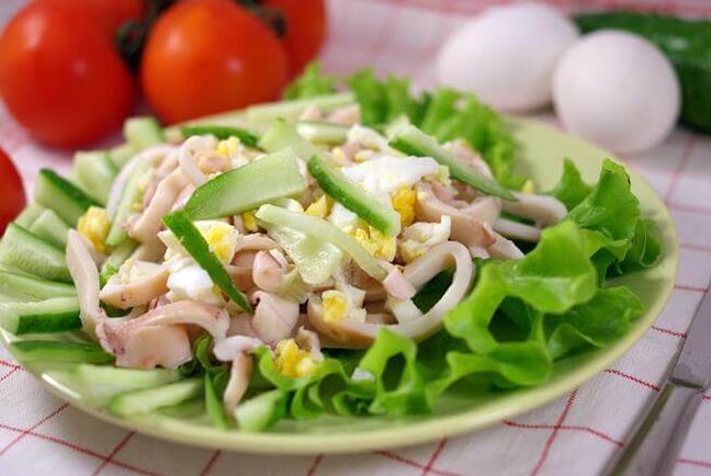 Calamari Salad na may Itlog at Pipino sa Mababang Carb Diet